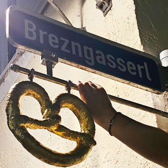 Stuttgart Souvenir unsere Schmuckbrezel am Armband in der Brezengasse Fürstenfeldbruck