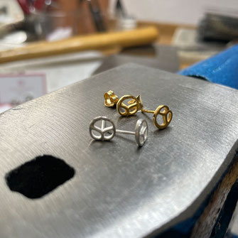 perlenpool Brezel-Ohrstecker aus Stuttgart sind ein schönes handgefertigtes Alltagsaccessoire, Geschenk und Mitbringsel für Freunde und Familie.