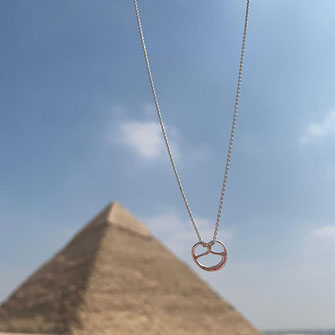 Unsere Stuttgarter Brezelkette bei den Pyramiden von Gizehin Ägypten  Schmuck Brezeln für die weite Welt Deine Erinnerung an´s Ländle, Baden Württemberg. Hashtag#brezelgoesworldwide.