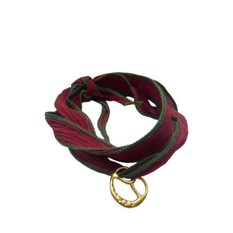 Seidenarmband mit goldener Brezel. Schmuck für Brezelliebhaber: Stilvolle handmade Brezeln als Kette, Armband oder Ohrring – regional gefertigt in Stuttgart. Ideal für Schwabenfans.