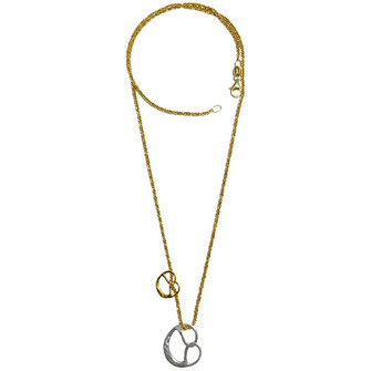 Zwei Anhänger in Brezelform, silberfarben und goldfarben unsere 'doppelte Brezel-Liebe'-Kette aus Stuttgart. Brezelschmuck aus 925er Silber gefertigt und vergoldet.