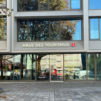 NEU: handgefertigte Brezel-Schmuckstücke als Landes Statements von perlenpool im i-Punkt Stuttgart zu kaufen. Ein tolles wertiges Schmuck-Geschenk für Stuttgart Stadtverliebte, besonders die nette kleine Silber Brezel Brosche.