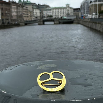 Das ideale Souvenir aus Stuttgart! Brezelbrosche in Gold in Göteborg Schweden