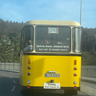 Weinsteige Stuttgart gelber alter Bus mit viel schwäbischer Brezel-Liebe, dass gefällt uns sehr. Fotografiert in Stuttgart.