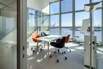 Kreuzfahrtbüro mit Aussicht auf die Elbe, zur Beratung und Buchung von hochwertigen Kreuzfahrten und Weltreisen ab Hamburg durch Inhaber Olaf Diroll