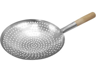 Gelochter Ölsieb mit abgerundetem Boden für die Anwendung im Wok. Mit Holzgriff.
