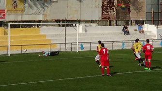 EL PORTERO VISITANTE JOSE MANUEL ATAJA EL PENALTY EN EL39 DE JUEGO