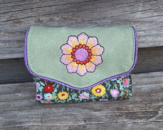porte-monnaie accordéon pour femme en tissu vert foncé avec des fleurs, broderie fleur, style bohème, idée cadeau unique et original