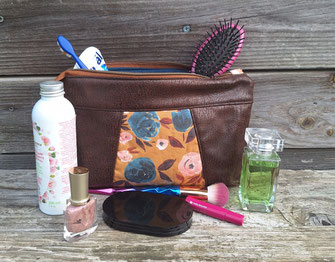 trousse de toilette femme original pratique tissu jaune ocre moutarde fleurs, faux cuir marron bleu pétrole, couleurs automnales, idée cadeau Noël