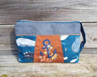 grande pochette à maquillage pour femme en faux cuir bleu et tissu d'ameublement rouille, tissu avec des baleines, broderie ancre, idée cadeau unique et artisanale pour femme