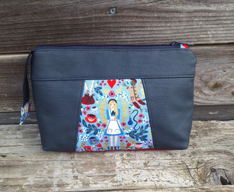 trousse de toilette pochette maquillage faux cuir bleu marine tissu Alice au pays des merveilles