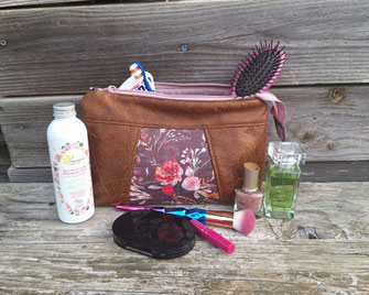 grande pochette a maquillage femme en similicuir camel vieilli et tissu aubergine fleurs sauvages trousse de toilette 2 compartiments zippés  cadeau femme Noël anniversaire original pratique