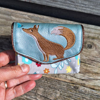 petit porte-monnaie accordéon femme en faux cuir vert nacré et tissu gris avec des fleurs, broderie renard- porte-monnaie mignon et bohème femme - cadeau artisanal unique