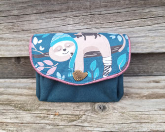 porte-monnaie accordéon femme, tissu d'ameublement bleu pétrole, coton imprimé avec paresseux mignon, cadeau original, pratique unique