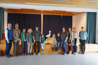 Übergabe des Storchenpräparates © Nicole Sutherland
