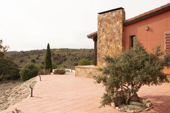 Vivienda unifamiliar en un estilo rustico actual que compagina un diseño moderno con el uso de materiales de la tradicionales, como la piedra y la madera.