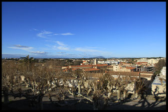 Vue du nord de la ville et sur le Pic Saint Loup depuis la Place Royale du Peyrou