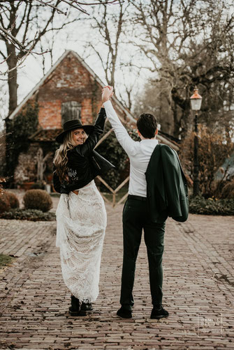 bruid met leren jasje nieuwste trend in trouwland the perfect wedding