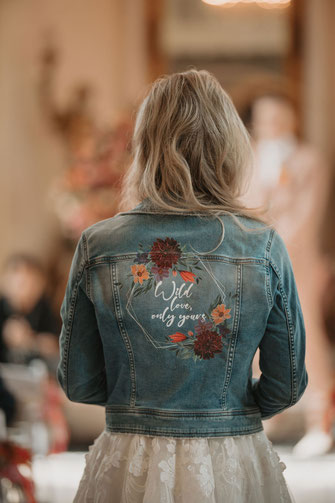 bijzonder jeansvestje voor bruid op kleedje