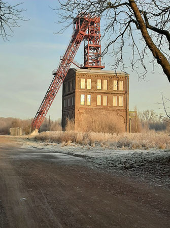 Der Förderturm einer alten Zeche dient hier als ein Beispiel für den technologischen Wandel.