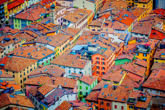Eine Luftaufnahme der Stadt Riva del Garda mit Dächern
