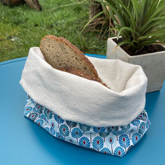Le sac à pain  Paon Bleu Marie et Mathilde vous accompagne depuis chez le boulanger jusqu'à votre table où il servira de corbeille à pain.