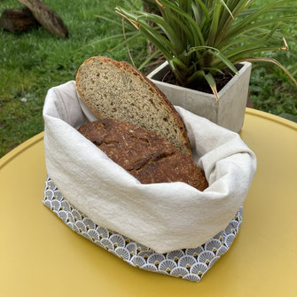 Ce  merveilleux sac à pain Eventail Gris souris est cousu à l'atelier couëronnais de Marie et Mathilde.