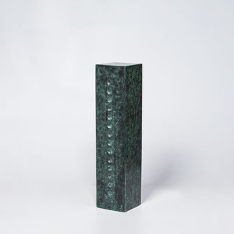 Skulptur: Karl Prantl, "Zur Meditation", 2023, Bronze patiniert, 49,7 x 11,5 x 11,5 cm, galerie artziwna, Wien