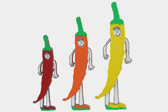 Drei 3D-Drucke des Chili-Schote-Kostüms in unterschiedlichen Farben und Größen
