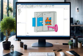 Computerarbeitsplatz. Zu sehen sind Bildschirm mit Tastatur, Maus und Büroutensilien auf dem Tisch. Auf dem Bildschirm sieht man ein offenes CAD Programm mit dem 3D-Modell eines rekonstruierten Kastenschlosses samt Schlüssel.