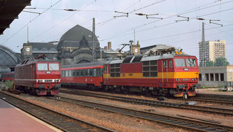 CSD 372 008 next to DB 180 003 at 23.07.1993 in Dresden Hbf hauling EC 173 "VINDOBONA" Berlin - Prague – Vienna