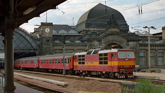 CSD 372 010 at 26.06.1993 in Dresden Hbf hauling D 323 Copenhagen - Berlin – Prague