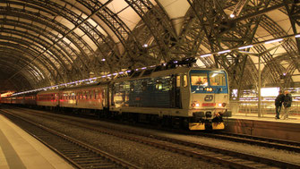 CD 371 201 (ex DB 180 001) at 29.11.2009 in Dresden Hbf hauling nighttrain CNL 458 Prague - Leipzig - Zürich
