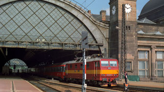 CSD 372 005 at 29.07.1993 in Dresden Hbf hauling EC 173 "VINDOBONA" Berlin - Prague – Vienna