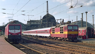 CSD 372 013 next to DB 112 026 at 12.10.1992 in Dresden Hbf