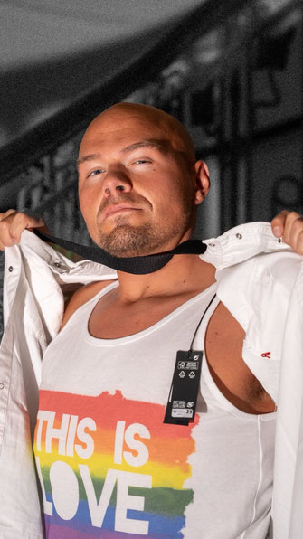 Männliches Model in Regenbogen Tankshirt
