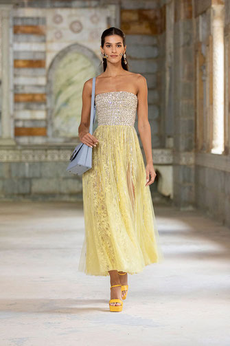 Georges Hobeika: Das visuelle Defilee Ready to Wear Spring Summer Collection 2022 | Diese herrliche Frühjahr Sommer-Kollektion des libanesischen Designers Georges Hobeika möchte ich Euch natürlich nicht vorenthalten | Stil & Eleganz in seiner schönsten Form | Hot Port Life & Style | 30+ Style Blog