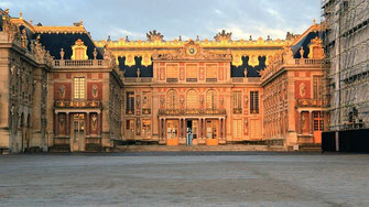 Vue de l'entrée du Château de Versailles  – immersion dans l’histoire du Roi-Soleil - voyage culturel.