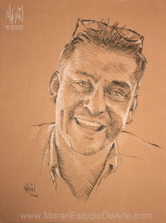 Retrato a lápiz de hombre sonriendo sobre papel craft, dibujo personalizado por Morán Estudio de Arte CDMX