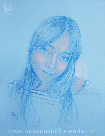 Retrato de mujer joven dibujado a mano en tinta azul, arte personalizado por Morán Estudio de Arte