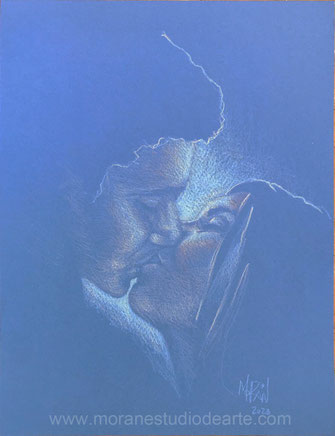 Retrato de beso de novios, lápices de colores dibujado a mano en papel color azul, ideal como regalo de aniversario, por Morán Estudio de Arte