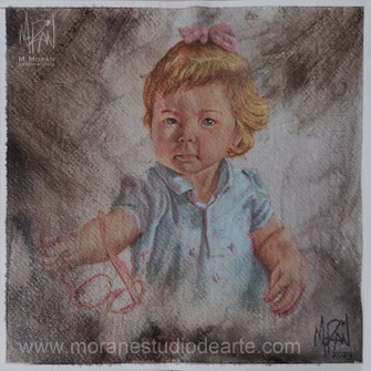 Retrato pintado a mano de niña rubia con lentes en la mano, regalo personalizado para mamá por Morán Estudio de Arte CDMX