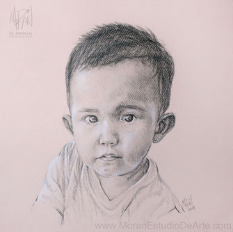  Retrato a lápiz de niño de 4 años sobre cartulina Novart color beige, dibujo personalizado por Morán Estudio de Arte CDMX