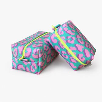 Kosmetiktasche Leo- Optik türkis/lila/neon www.canenya.de