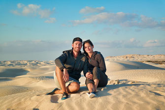 David Steiner und Yvonne Knüsel sind Reiseblogger aus der Schweiz. Sugar Dunes ist eine Wüste im Oman, mit weissen Sand. 