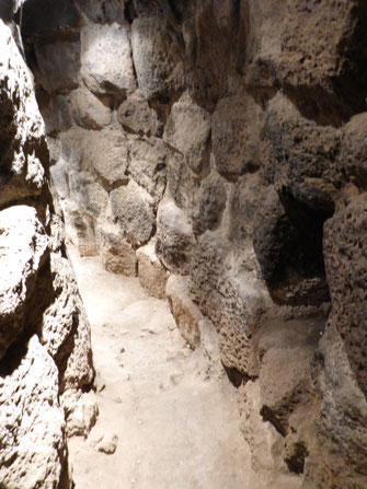 Gang innerhalb der dicken Wandmauern