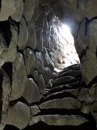 Treppe innerhalb der dicken Mauerwand 