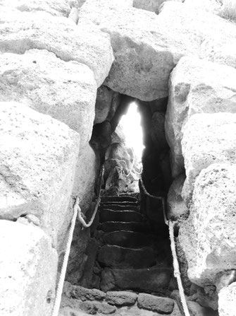Treppe vom Innenhof auf eine Verbindungsmauer