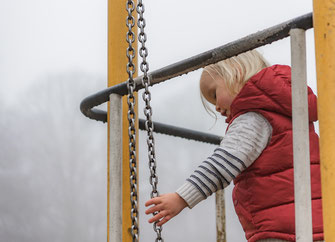 Kinderfoto draußen im Nebel