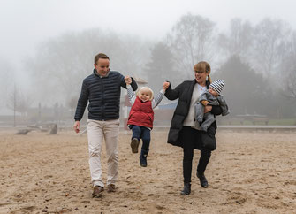 Familienfoto draußen im Nebel